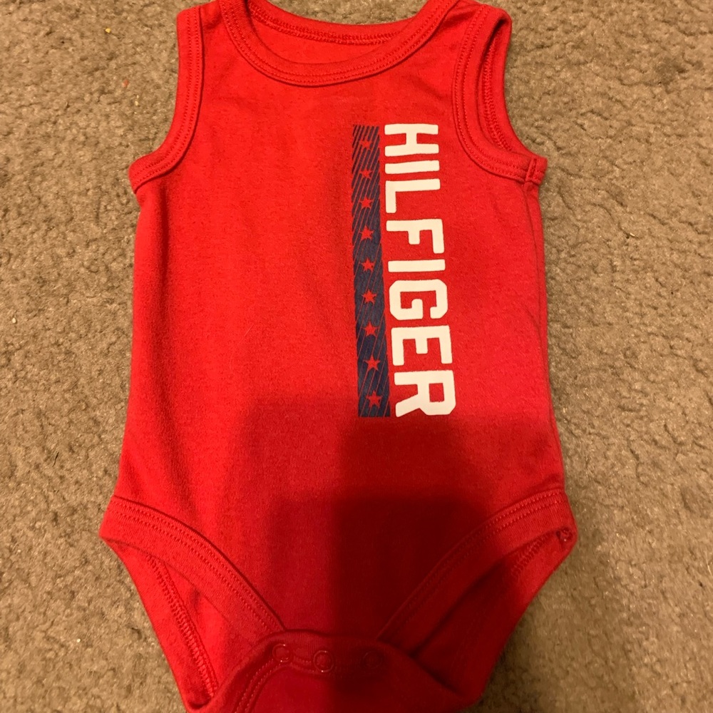 Tommy hillfigre body suite 0/3 months